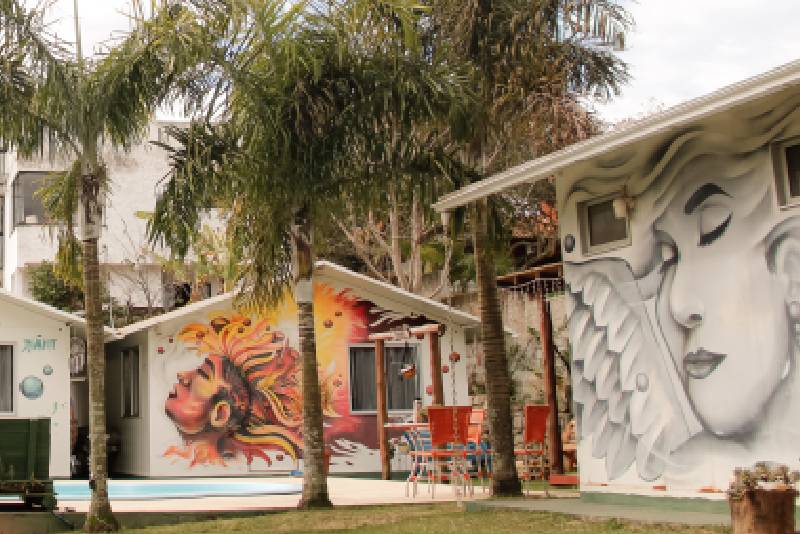 Casa com ambientes amplos e iluminados